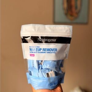 Neutrogena Makeup Remover Wipes in Blue Packaging